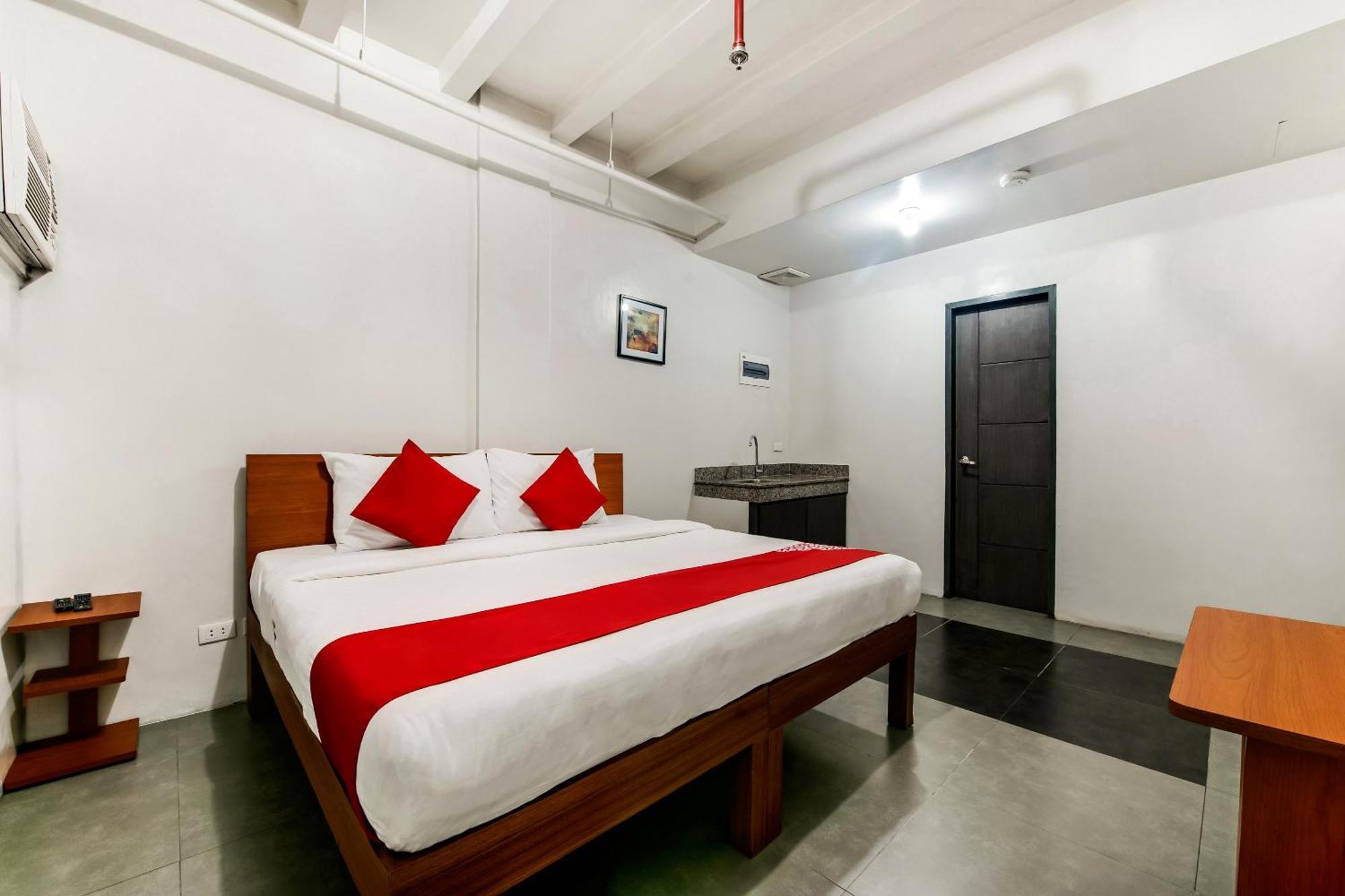 Oyo 136 Regal Residences Quezon City Bagian luar foto