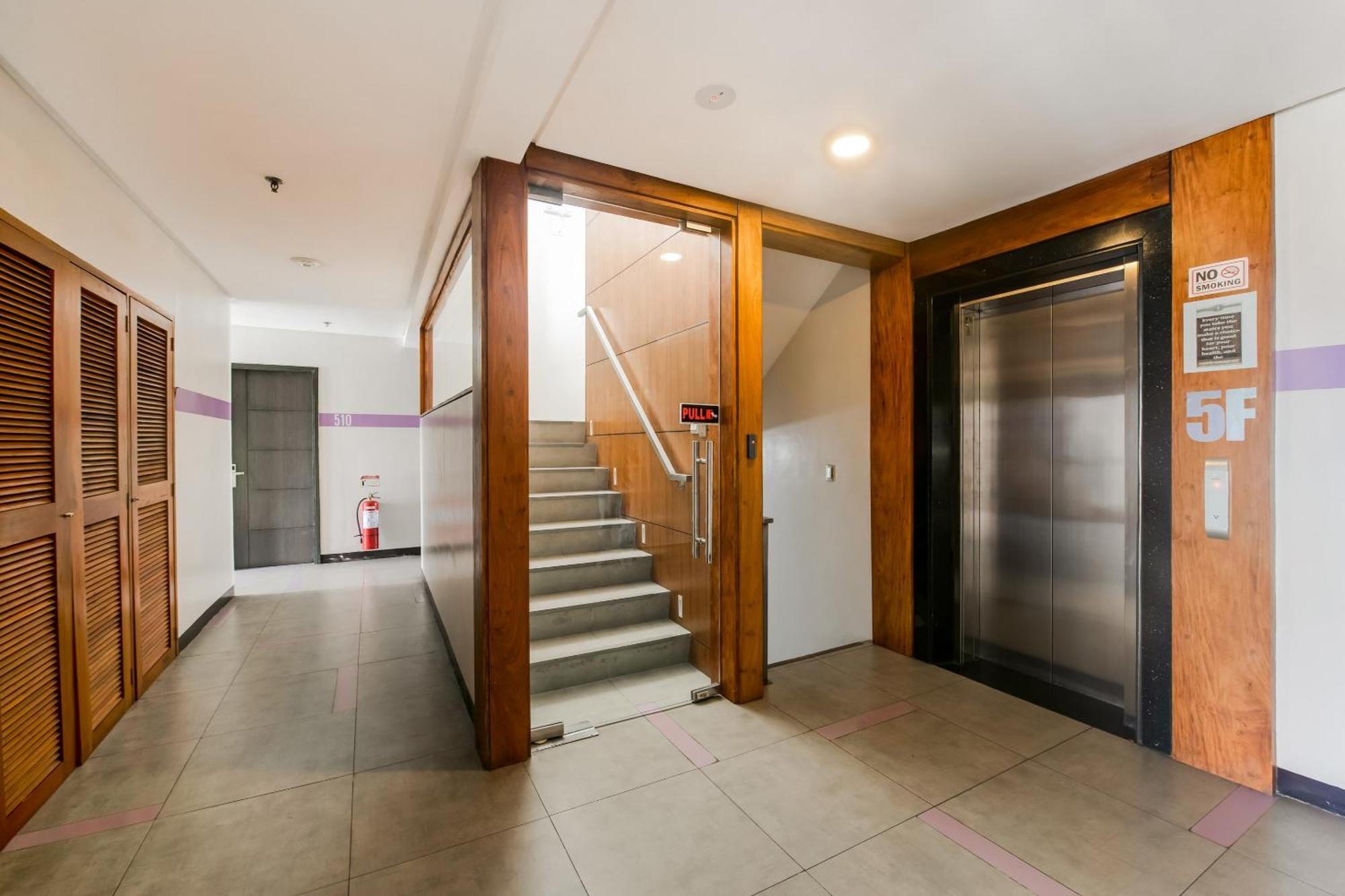 Oyo 136 Regal Residences Quezon City Bagian luar foto