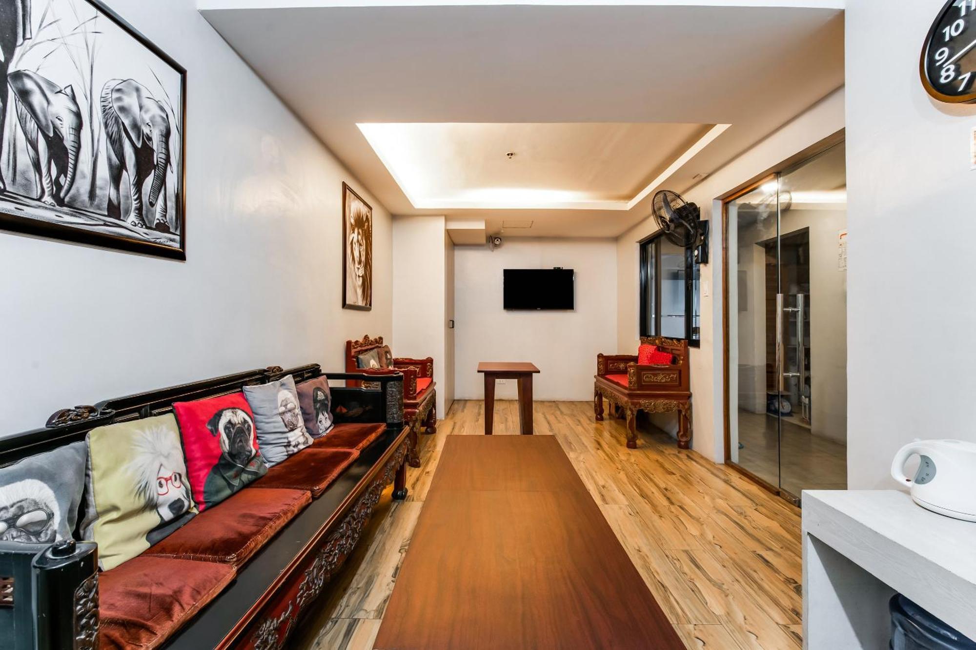 Oyo 136 Regal Residences Quezon City Bagian luar foto