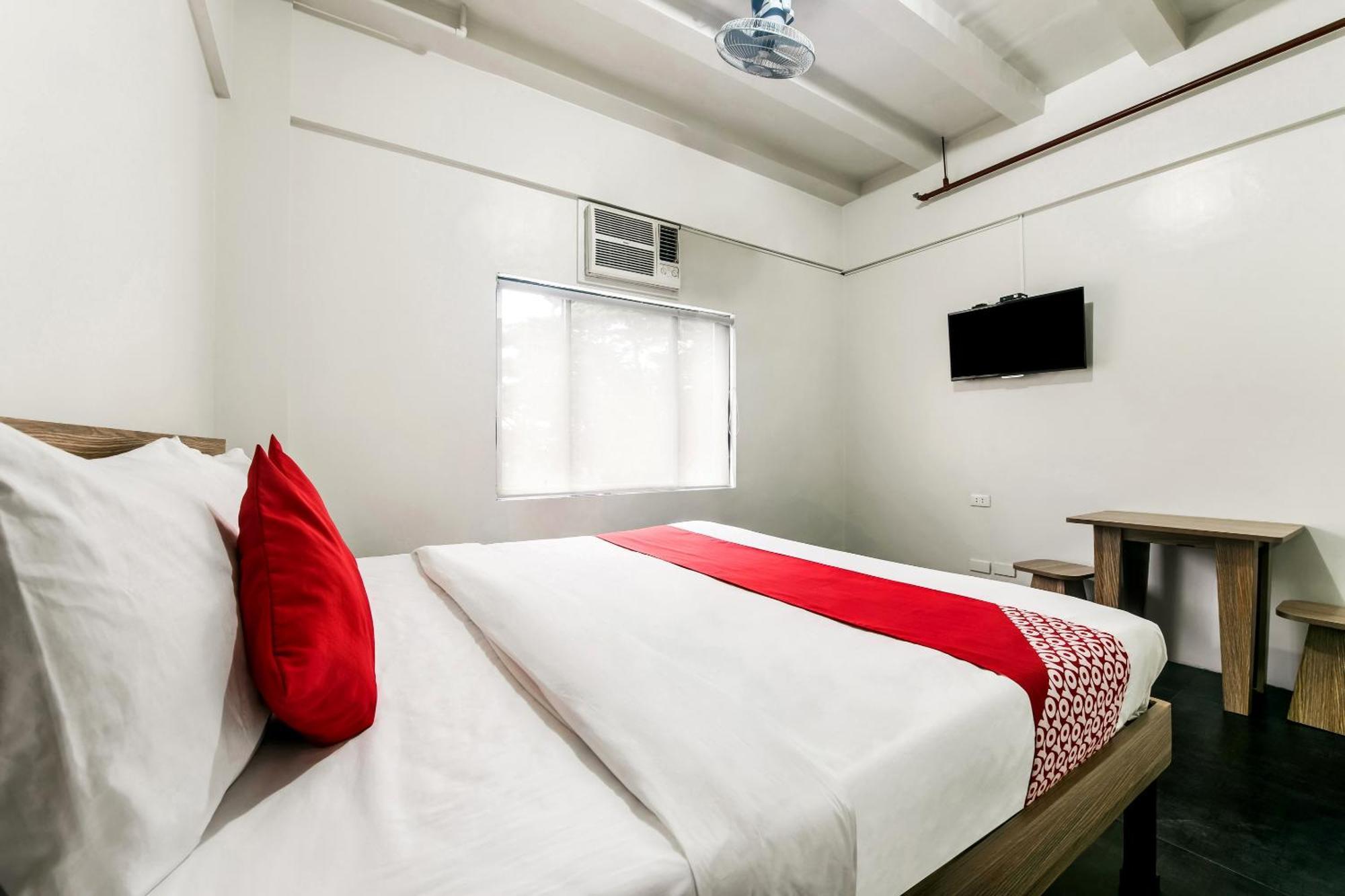 Oyo 136 Regal Residences Quezon City Bagian luar foto
