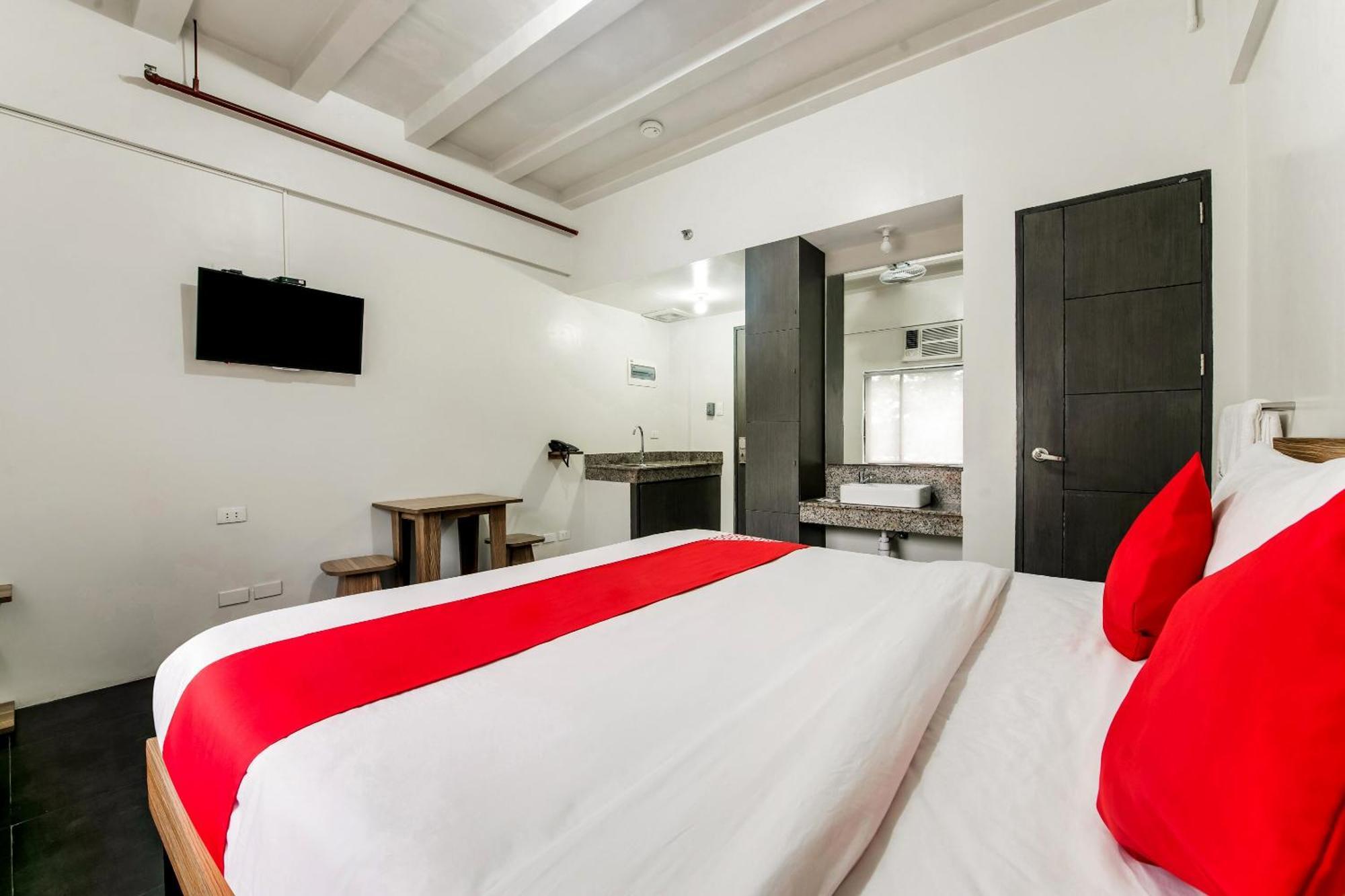Oyo 136 Regal Residences Quezon City Bagian luar foto
