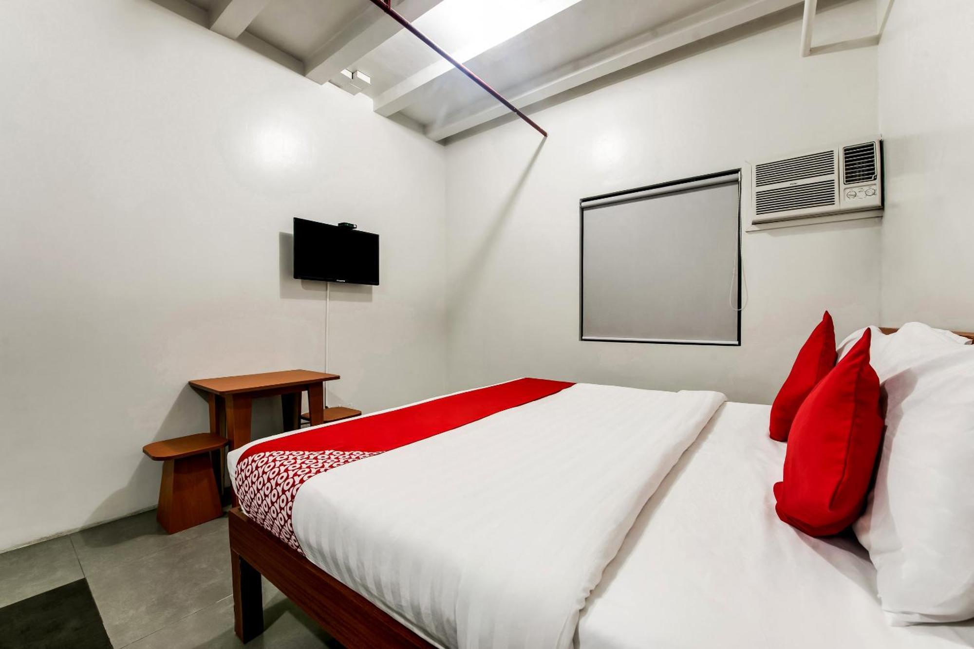 Oyo 136 Regal Residences Quezon City Bagian luar foto