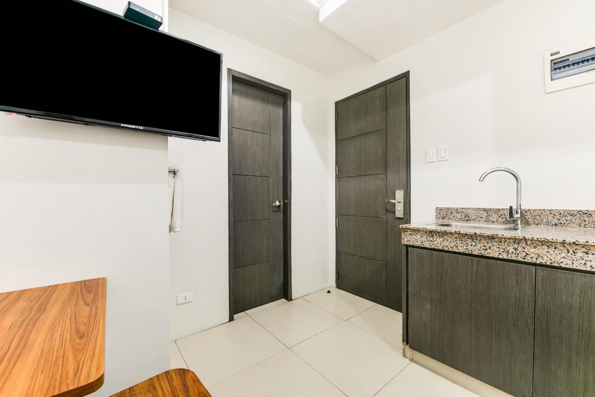 Oyo 136 Regal Residences Quezon City Bagian luar foto
