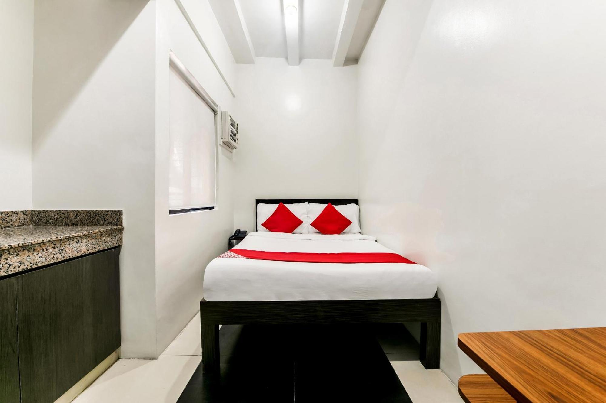 Oyo 136 Regal Residences Quezon City Bagian luar foto