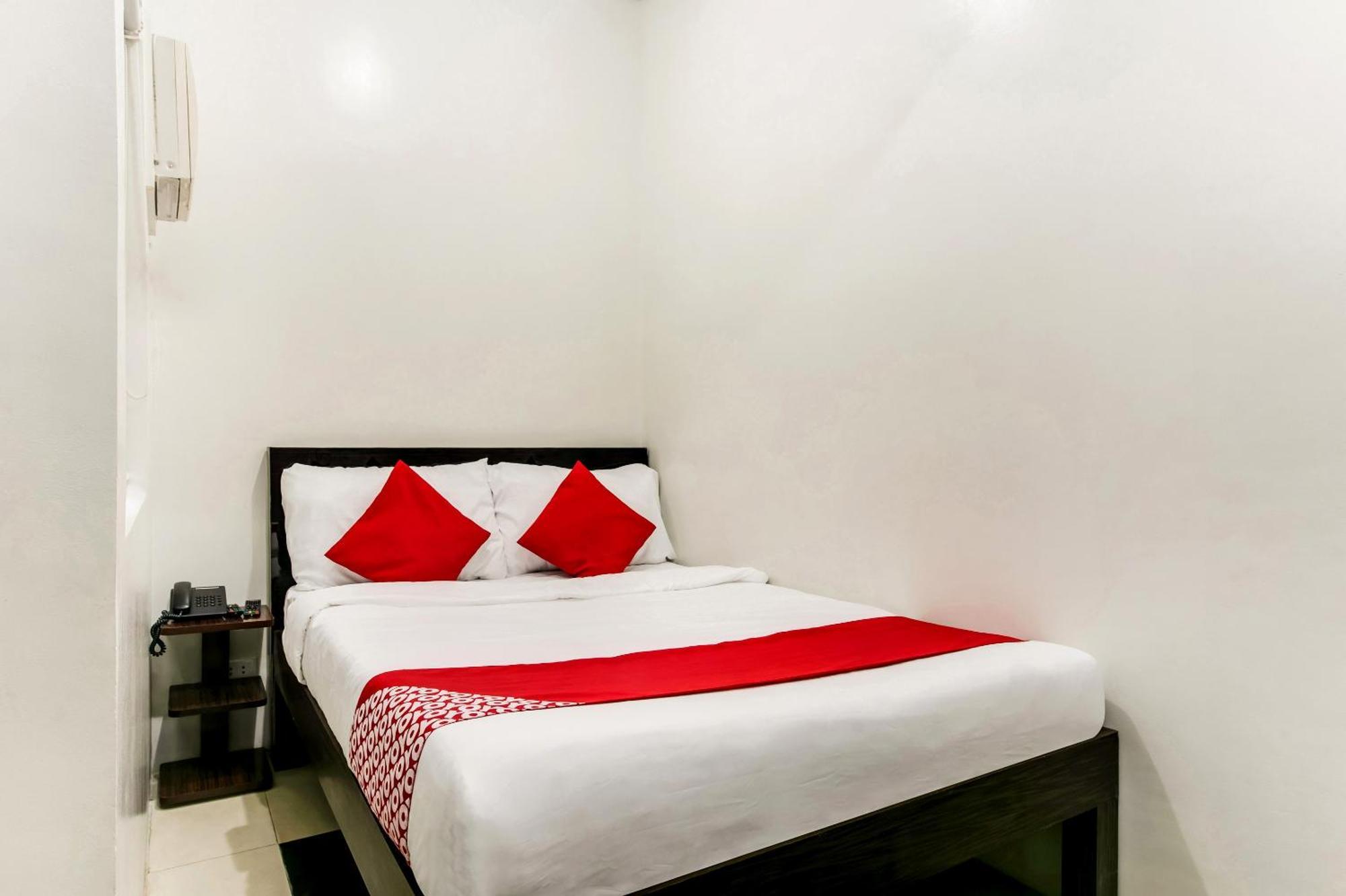 Oyo 136 Regal Residences Quezon City Bagian luar foto