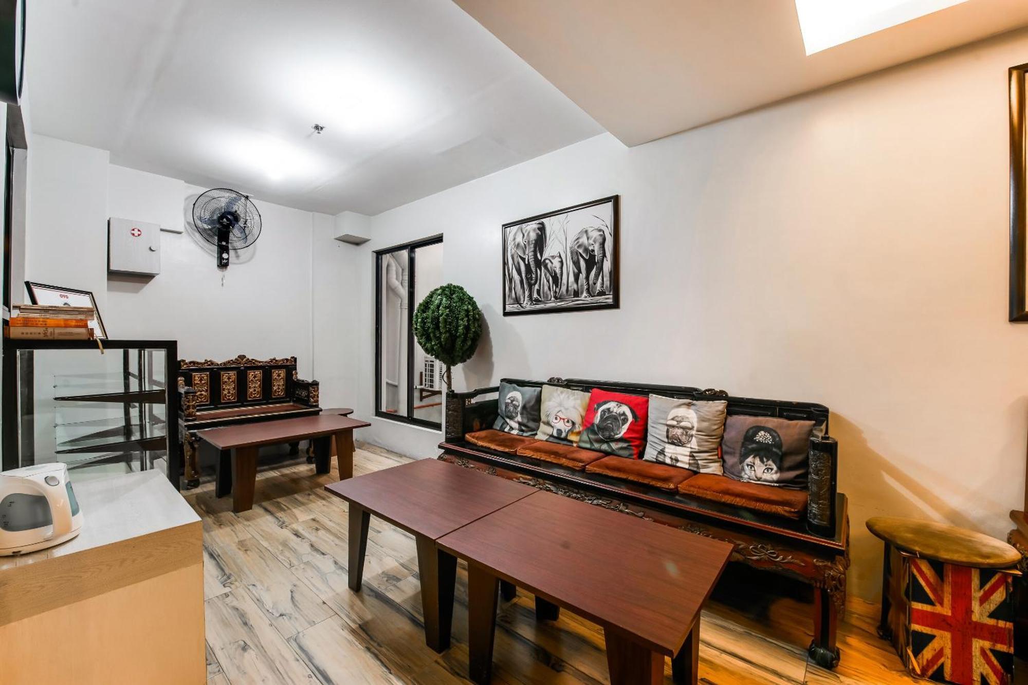 Oyo 136 Regal Residences Quezon City Bagian luar foto